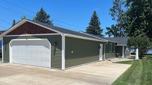 Un bâtiment d’un seul étage, doté d’un garage, d’un petit porche et d’une pelouse bien entretenue.