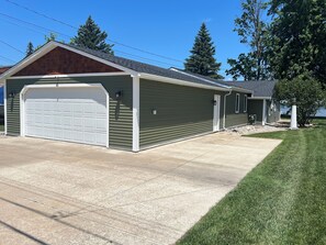 Exterior - Newly updated Lakefront Houghton Lake home - close to popular sandbar. (Prudenville)