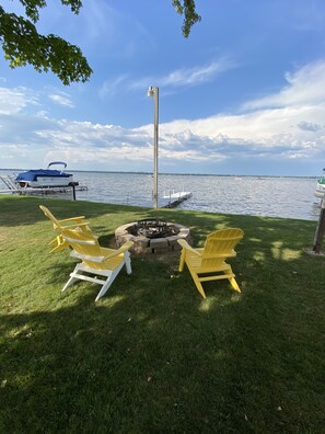 Property grounds - Newly updated Lakefront Houghton Lake home - close to popular sandbar. (Prudenville)