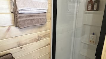 Ensemble douche/baignoire, sĂšche-cheveux, serviettes fournies, savon