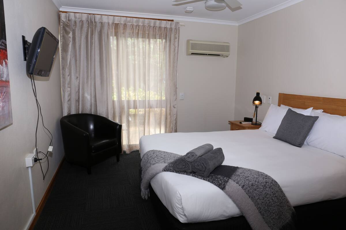Family Room | Desk, iron/ironing board (on request), WiFi (free)