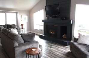 Smart-TV, peis, DVD-spiller og fotballspill