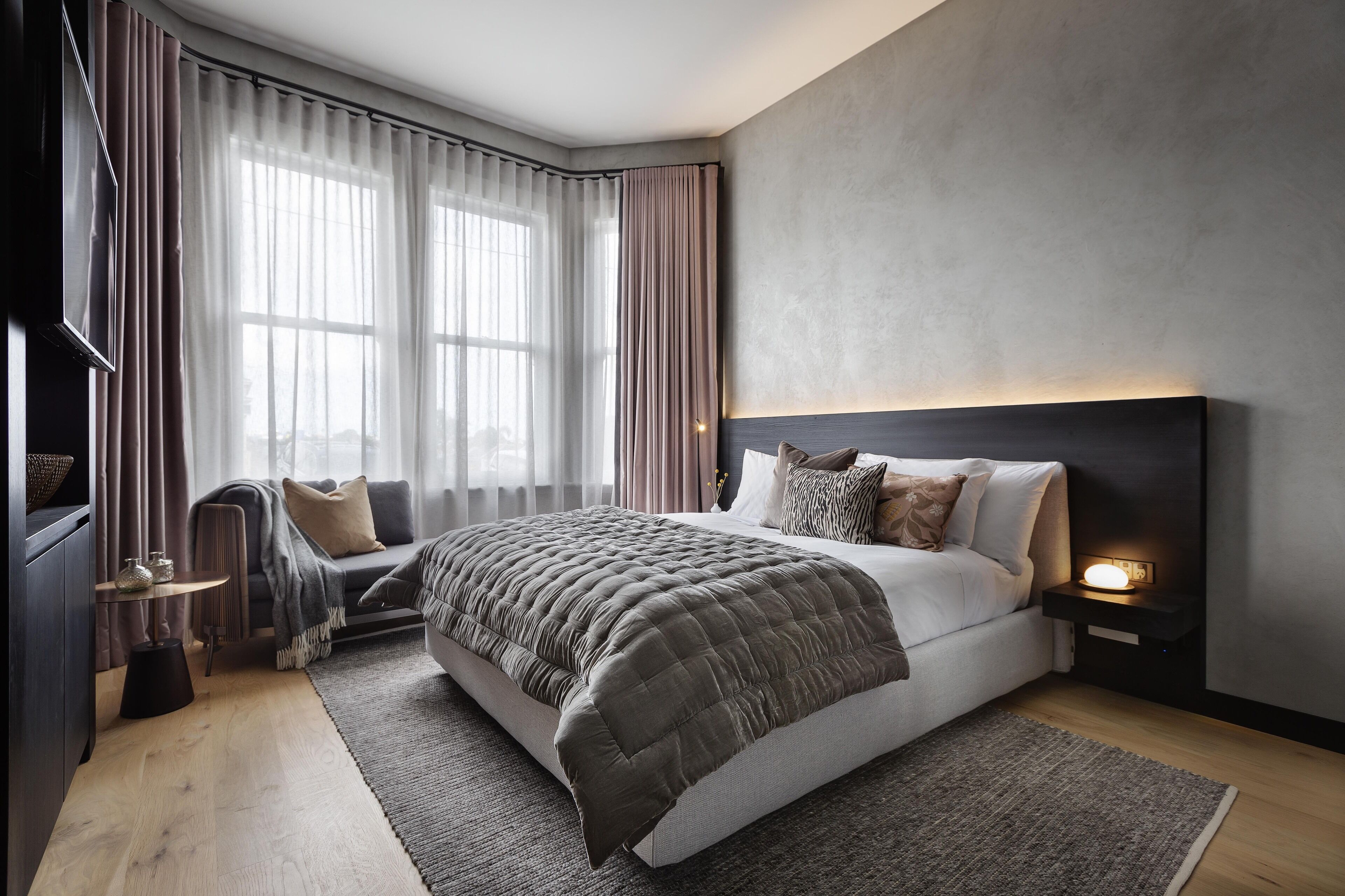 高級寝具、ミニバー (無料)、セーフティボックス (室内)、客室ごとに異なる装飾