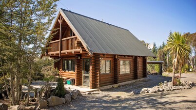 Cute and comfortable log cabin in the mountains perfect for a couple or family