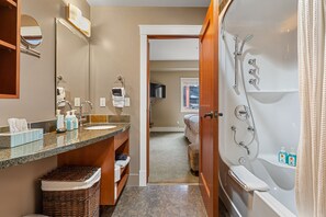 Duschwanne, umweltfreundliche Kosmetikartikel, Haartrockner, Handtücher