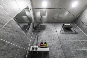 Ondol Room | Bathroom shower - Miamor (Sokcho)