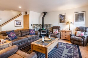 TV, fireplace - Aspen Meadows #2 Sun-Filled, 3 bedroom condo (June Lake)