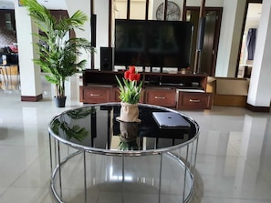 Deluxe Villa | Living room | Flat-screen TV