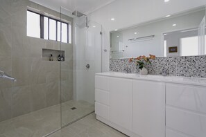 Shower - Nobby's 9 - Amazing Ocean Views (Port Macquarie)