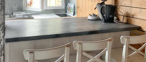 Kühlschrank, Mikrowelle, Herdplatte, Wasserkocher mit Kaffee-/Teezubehör