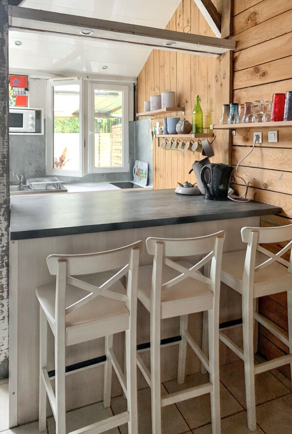 Fridge, microwave, stovetop, coffee/tea maker - Homerez - Charming Chalet in Sanguinet with Garden and Terrace (Sanguinet)