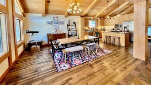 Una cocina amplia con armarios de madera, una isla central y electrodomésticos modernos.