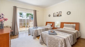 4 bedrooms, iron/ironing board, free WiFi, bed sheets