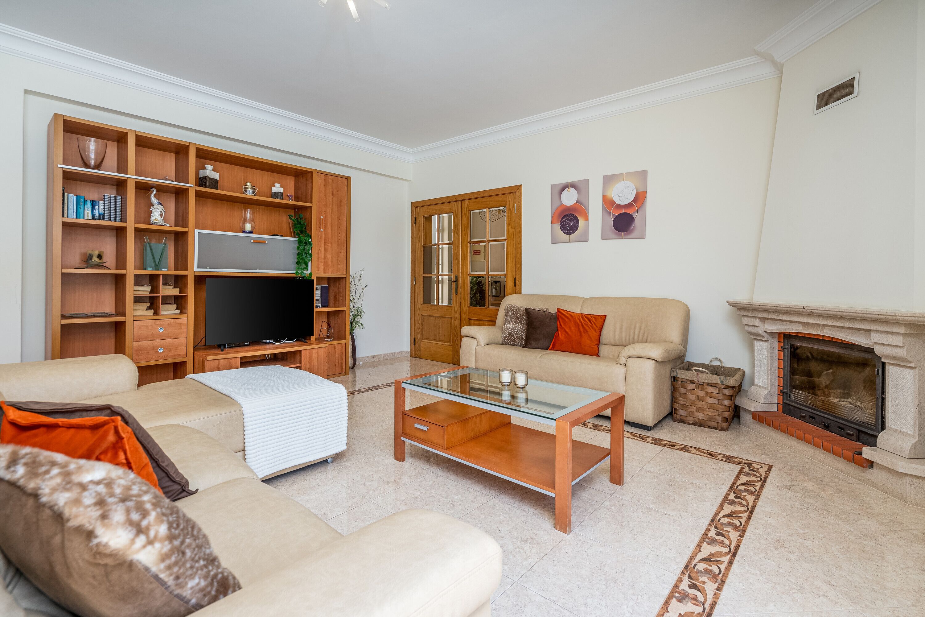 Fernseher, Kamin, DVD-Player, Stereoanlage