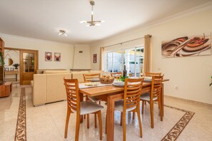 Dining - Villa "Casa Village" with Mountain View, Wi-Fi, Garden, Balcony, Terrace & Pool (Mexilhoeira Grande Algarve)