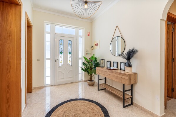 Interior - Villa "Casa Village" with Mountain View, Wi-Fi, Garden, Balcony, Terrace & Pool (Mexilhoeira Grande Algarve)