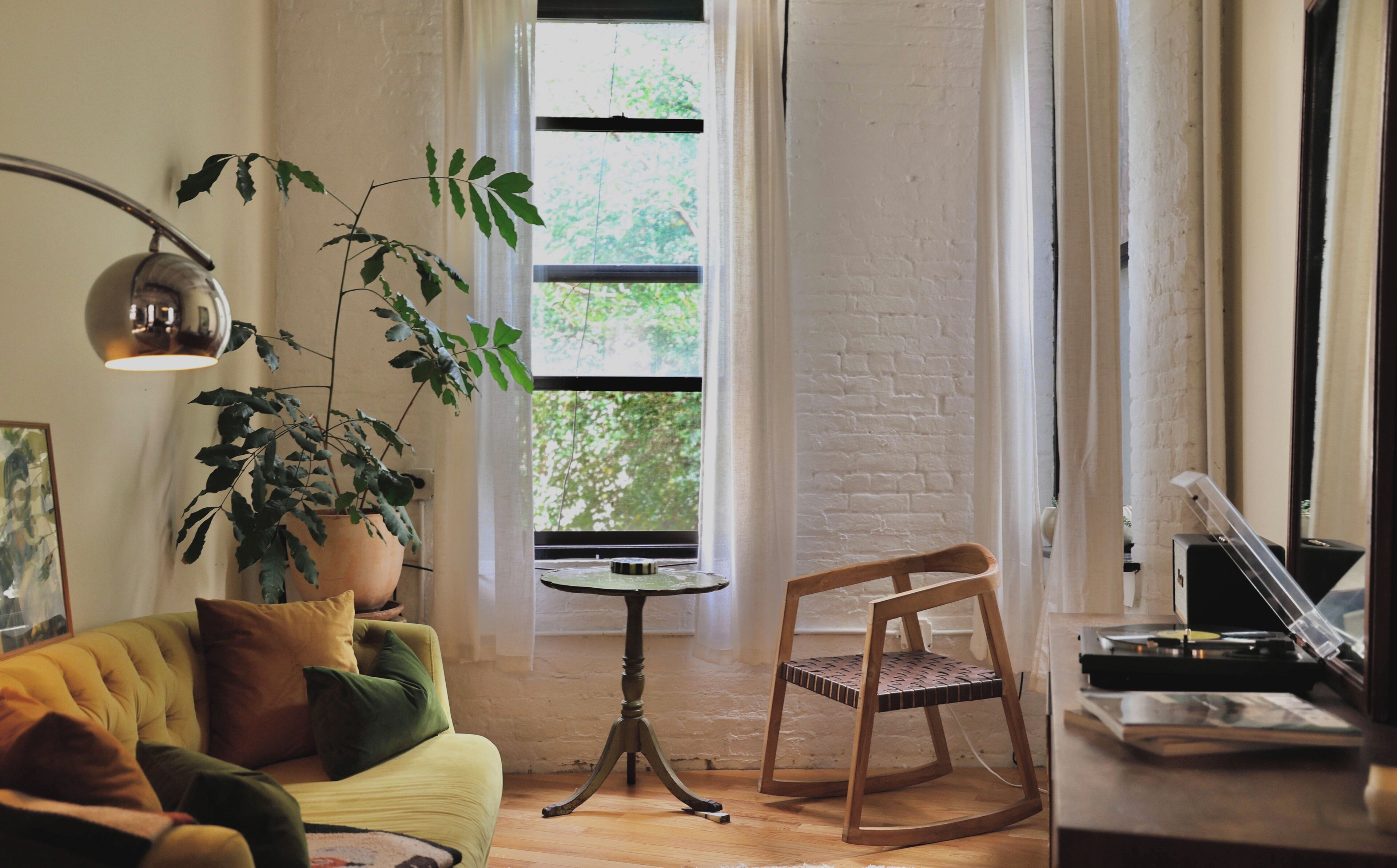 Smart TV, books, stereo