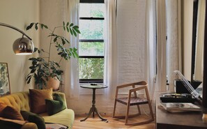 Smart TV, books, stereo - Creative Williamsburg Brooklyn 1 BR Loft near Domino Park (Brooklyn)