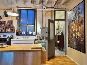 Fridge, oven, stovetop, coffee/tea maker - Creative Williamsburg Brooklyn 1 BR Loft near Domino Park (Brooklyn)