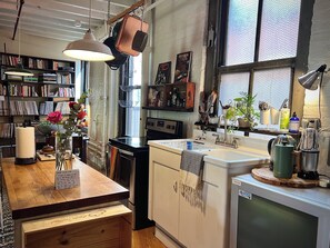 Refrigerador, horno, parrilla de estufa y cafetera y tetera 