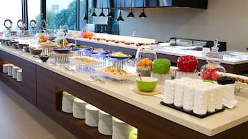 Daily buffet breakfast (KRW 15000 per person)