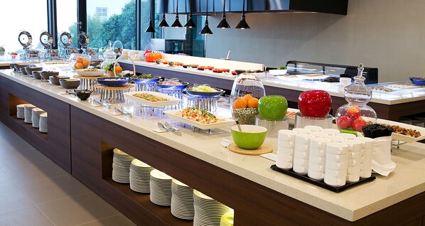 Se ofrece un desayuno bufé (15000 KRW por persona)