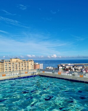 Una piscina al aire libre de temporada