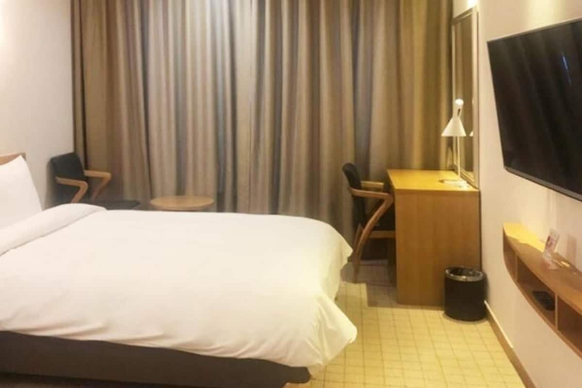 Stay Over Double, No View | Een bureau, verduisterende gordijnen, geluiddichte muren