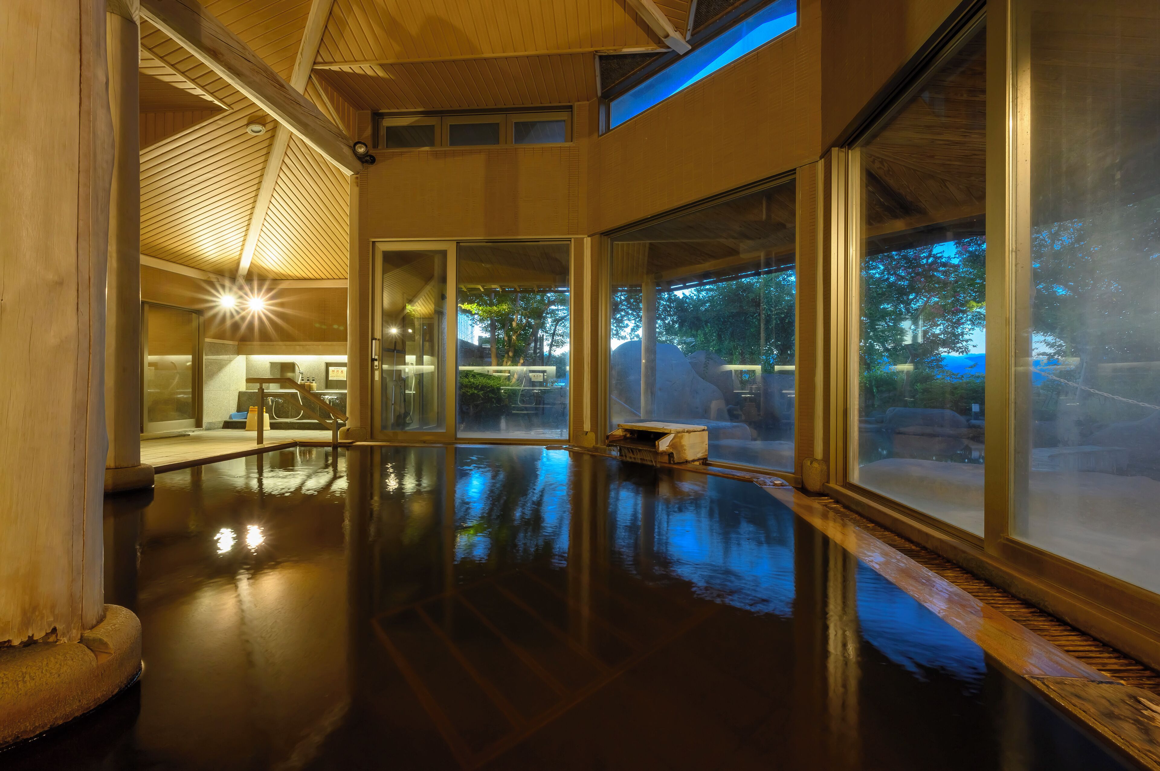 Separate bathtub and shower, hair dryer, slippers, electronic bidet