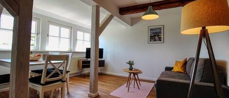 Tv, ett bordtennisbord och böcker