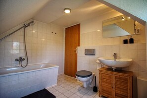 Duschwanne, Handtücher, Seife, Toilettenpapier