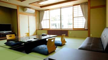 傳統客房, 非吸煙房, 共用浴室 (for groups, Shared bath and toilet) | 房內夾萬、書桌、免費 Wi-Fi
