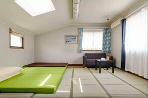 Kamer, privébadkamer (for 6 Guests) | Een bureau, gratis wifi
