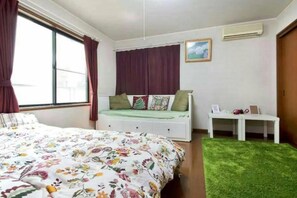 Quarto, banheiro privativo (for 4 Guests) | Escrivaninha, Wi-Fi de cortesia