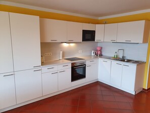 Kühlschrank, Mikrowelle, Ofen, Geschirrspüler