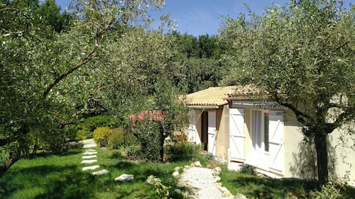 Joli Mazet avec piscine partagée, chauffée et sécurisée