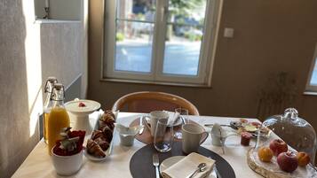 Petit déjeuner continental (10.50 EUR par personne)