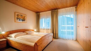 1 غرفة نوم وخزنة داخل الغرفة وواي فاي وملاءات أسرّة