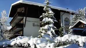 En byggnad med en skylt där det står ”APPARTEMENTHAUS Reber”.
