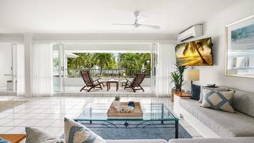 Apartamento standard, 1 quarto | Área de estar | TV de tela plana