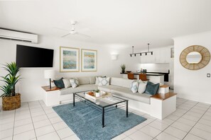 Poolside Alamanda Beachfront Resort 88 | Living area | Flat-screen TV