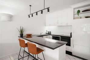 Poolside Alamanda Beachfront Resort 88 | Private kitchen