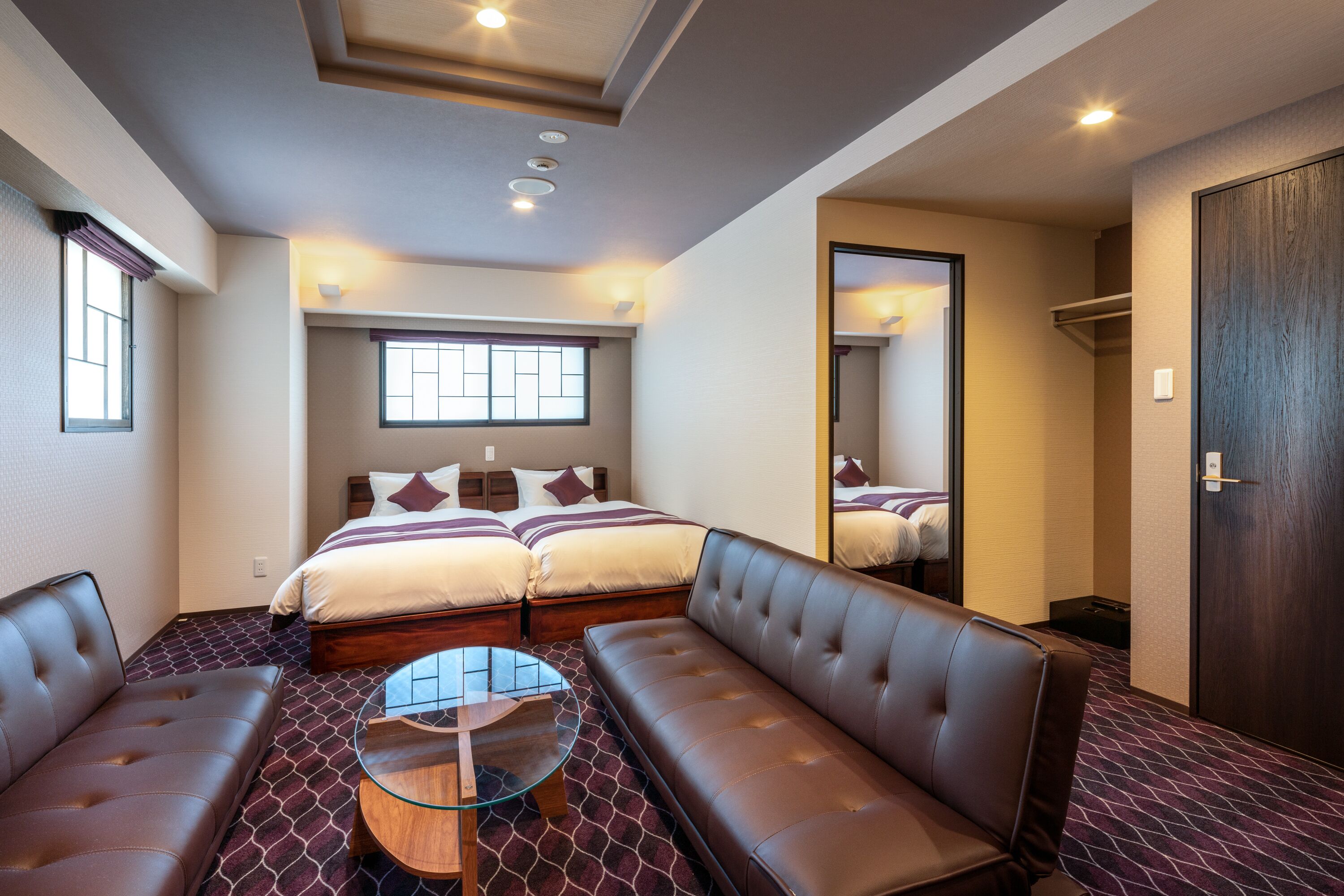 家庭房 (Suite) | 客房内保险箱、隔音、免费 WiFi、床单