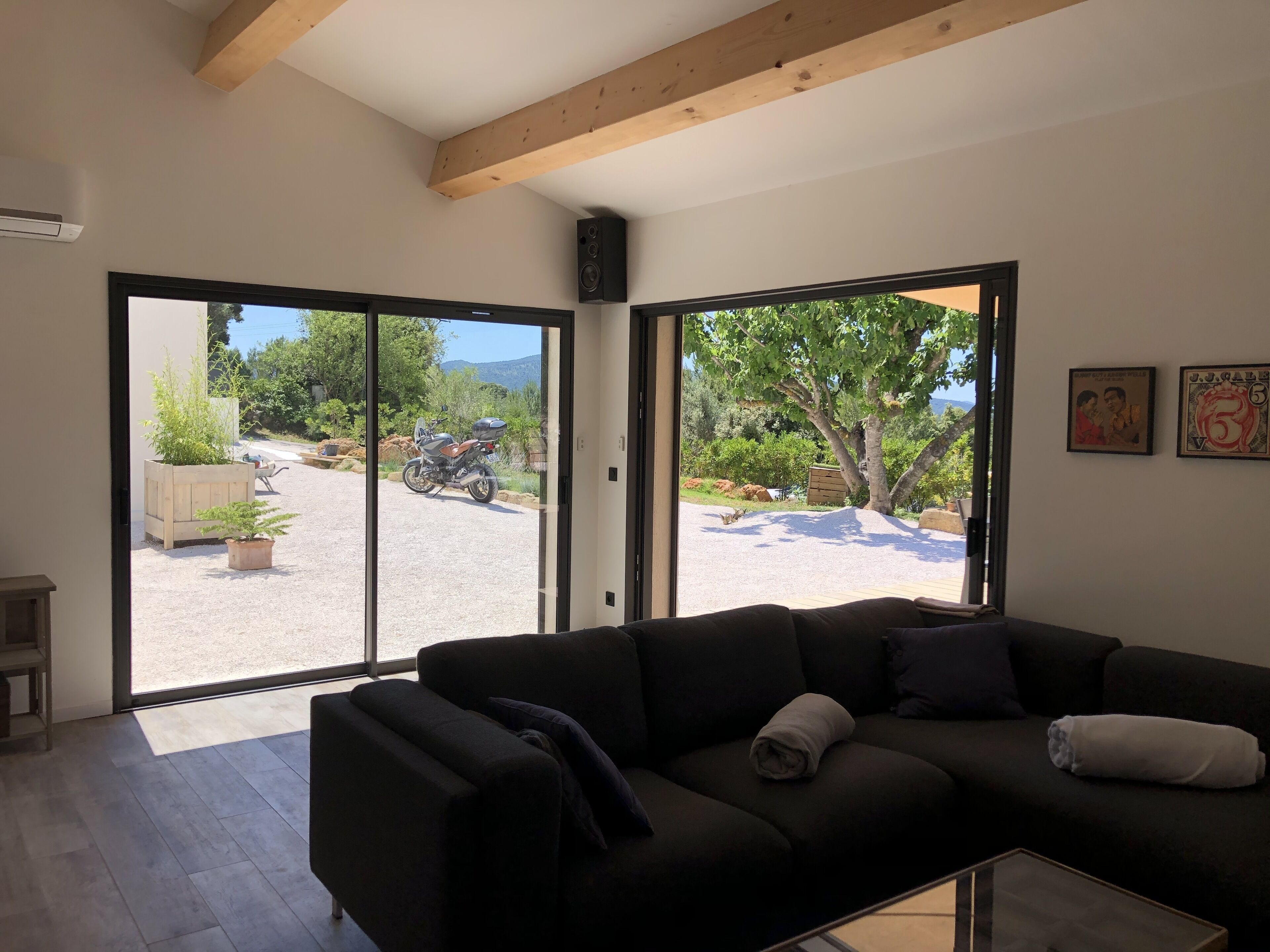 Télévision, livres, chaîne hi-fi