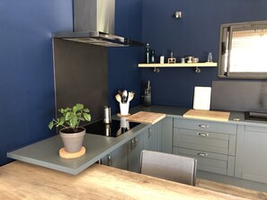 Een koelkast, een oven, een kookplaat, een vaatwasser