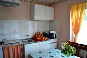 Fridge, microwave - Gemütliche Ferienwohnung, Separater Eingang - Ferienwohnung Tatzel (Dobbin-Linstow)