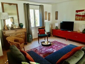 TV, fireplace