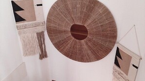 Eine Treppe mit Holzgeländern und einer Wand, die mit drei Wandteppichen verziert ist.