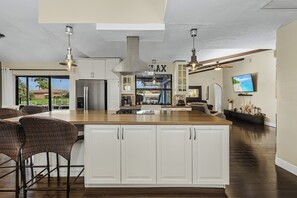 Fridge, microwave, stovetop, dishwasher