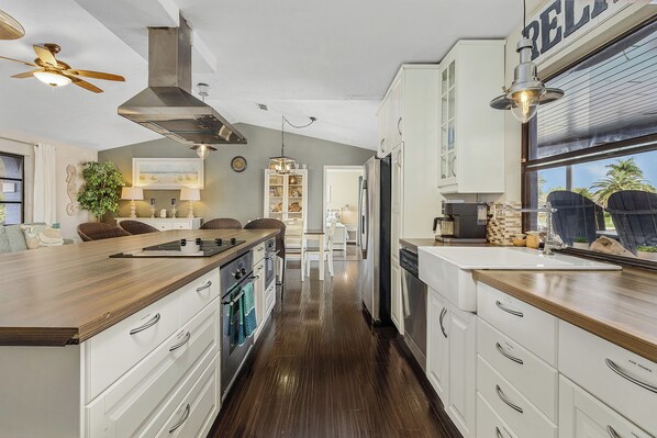 Fridge, microwave, stovetop, dishwasher